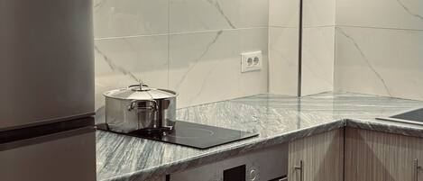 Køleskab, mikrobølgeovn, ovn, elkedel