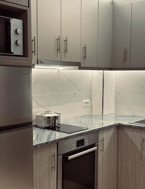 Kjøleskap, mikrobølgeovn, ovn og vannkoker