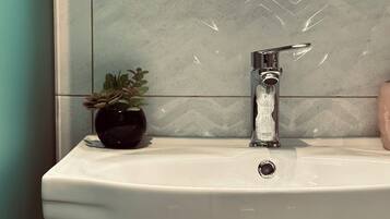 Dusche, Haartrockner, Handtücher, Toilettenpapier