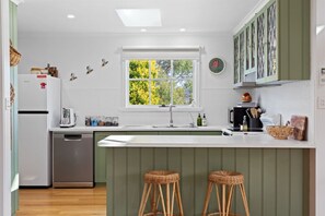 Geschirrspüler, Wasserkocher mit Kaffee-/Teezubehör