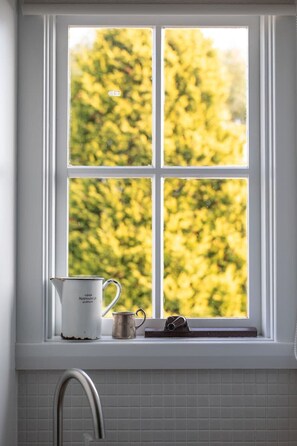 Interior - Lotti`s Cottage - Family Friendly, West Launceston (West Launceston)