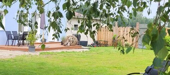 Geräumige Ferienwohnung mit 2 Schlafzimmern, 2 Bädern und Garten