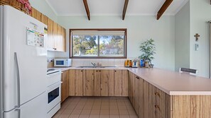 Fridge, microwave, oven, stovetop - Inviting family getaway close to all the attractions. (Cowes)