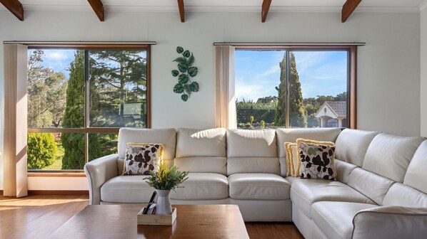 TV - Inviting family getaway close to all the attractions. (Cowes)