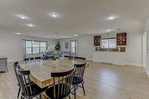 單棟房屋, 多張床, 廚房, 城市景 (Barton Hills Stunner) | 用餐區