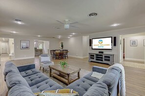 独立别墅, 多张床, 厨房, 城市景观 (Barton Hills Stunner) | 起居区 | 50-英寸纯平电视(配备数码频道)