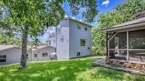 Exterior - Rooftop Deck w/ City Views! (Austin)