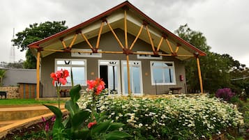 家庭四人房, 山景 | 客房內保險箱、書桌、筆電工作空間、免費無線上網
