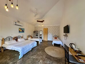 Familjerum för fyra - flera sängar - utsikt mot bergen | Värdeförvaringsskåp på rummet, skrivbord och arbetsyta för laptop