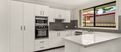 Jääkaappi, mikroaaltouuni, uuni, liesi