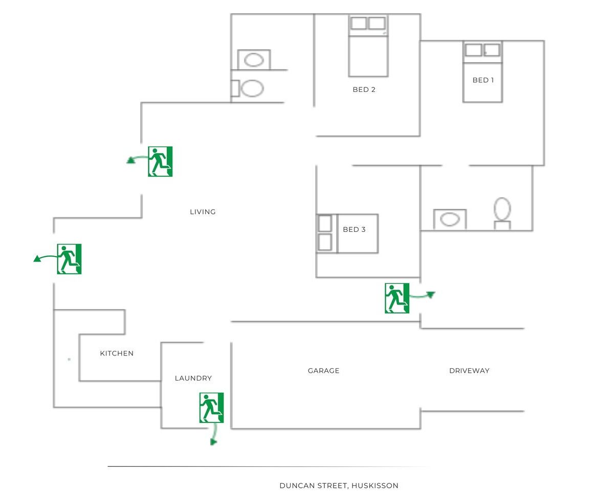 Pianta degli interni di un hotel con tre camere da letto, cucina, lavanderia, garage e vialetto.