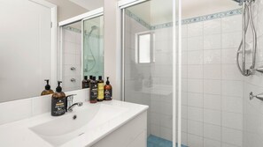 Shower, towels, shampoo - White Sands Villa by Experience Jervis Bay (Huskisson)