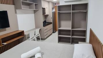 Estúdio conforto, sacada, vista para a cidade | Espaço de trabalho para notebook, cortinas blackout, Wi-Fi de cortesia