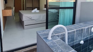 Kolam renang tertutup