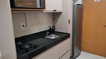 Estúdio conforto, sacada, vista para a cidade | Cozinha privada | Geladeira, micro-ondas, cooktop, talheres/pratos/utensílios de cozinha
