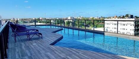 Una piscina techada, una piscina al aire libre