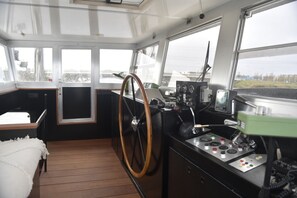 Phòng Suite Deluxe, ban công, quang cảnh hồ | Minibar, truy cập Internet không dây miễn phí, bộ trải giường 