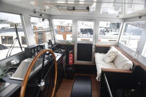 豪華套房, 陽台, 湖景 | 1 間臥室、迷你吧、免費無線上網、床單