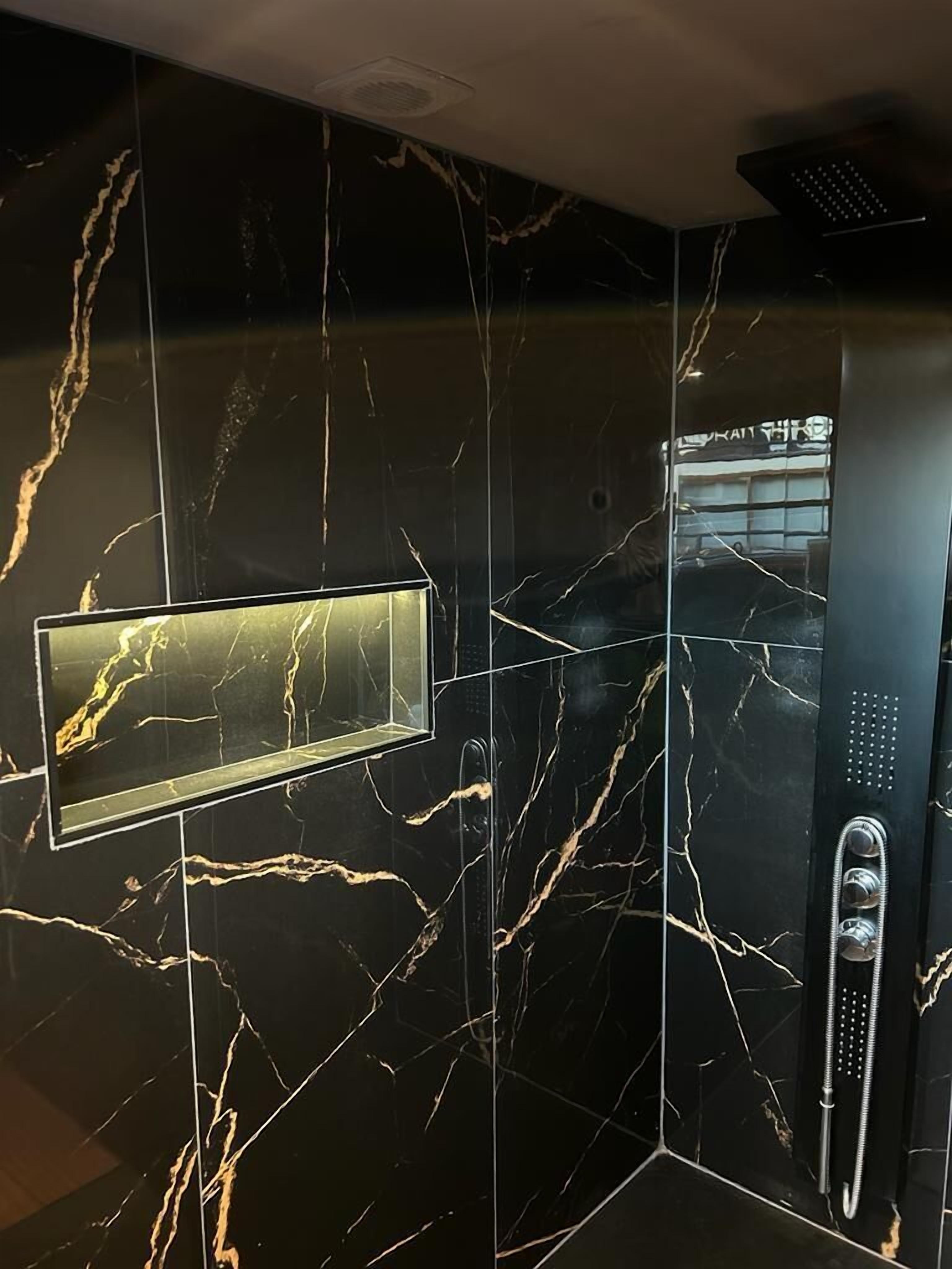 Deluxe Suite, Balcony, Lake View | Bathroom | Hair dryer, towels, shampoo, toilet paper