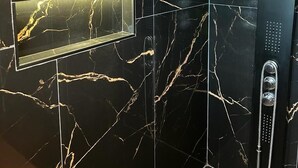 Een moderne lift met een strak design, met een bedieningspaneel en een digitaal scherm.
