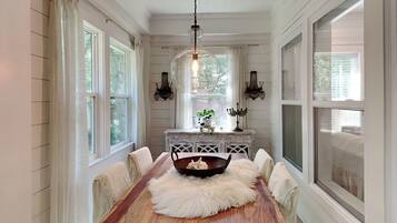 獨棟房屋, 多張床, 庭院 (Tranquil Haven - No Pets Allowed) | 用餐區