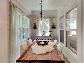Hus - flera sängar - uteplats (Tranquil Haven - No Pets Allowed) | Restauranger