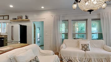 獨棟房屋, 多張床, 庭院 (Tranquil Haven - No Pets Allowed) | 起居區 | 42-吋電視,提供有線頻道