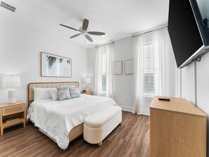 Hus, flere senger, terrasse (Coastal Haven B - No Pets Allowed) | 5 soverom, individuelt dekorert, individuelt innredet og sengetøy