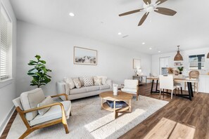 Hus, flere senger, terrasse (Coastal Haven B - No Pets Allowed) | Oppholdsområde | En 42-tommers TV med kabel-kanaler