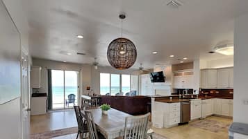 Casa, varias camas, balcón (Calle Bonita #1714 - No Pets Allowed) | Interior