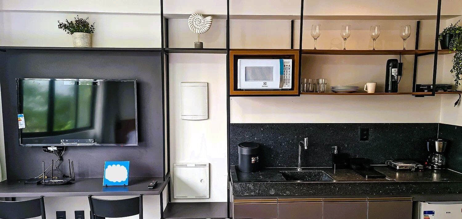 Basic Studio | Private kitchen | Mini-fridge, microwave, cookware/dishes/utensils