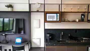 Basic Studio | Private kitchen | Mini-fridge, microwave, cookware/dishes/utensils