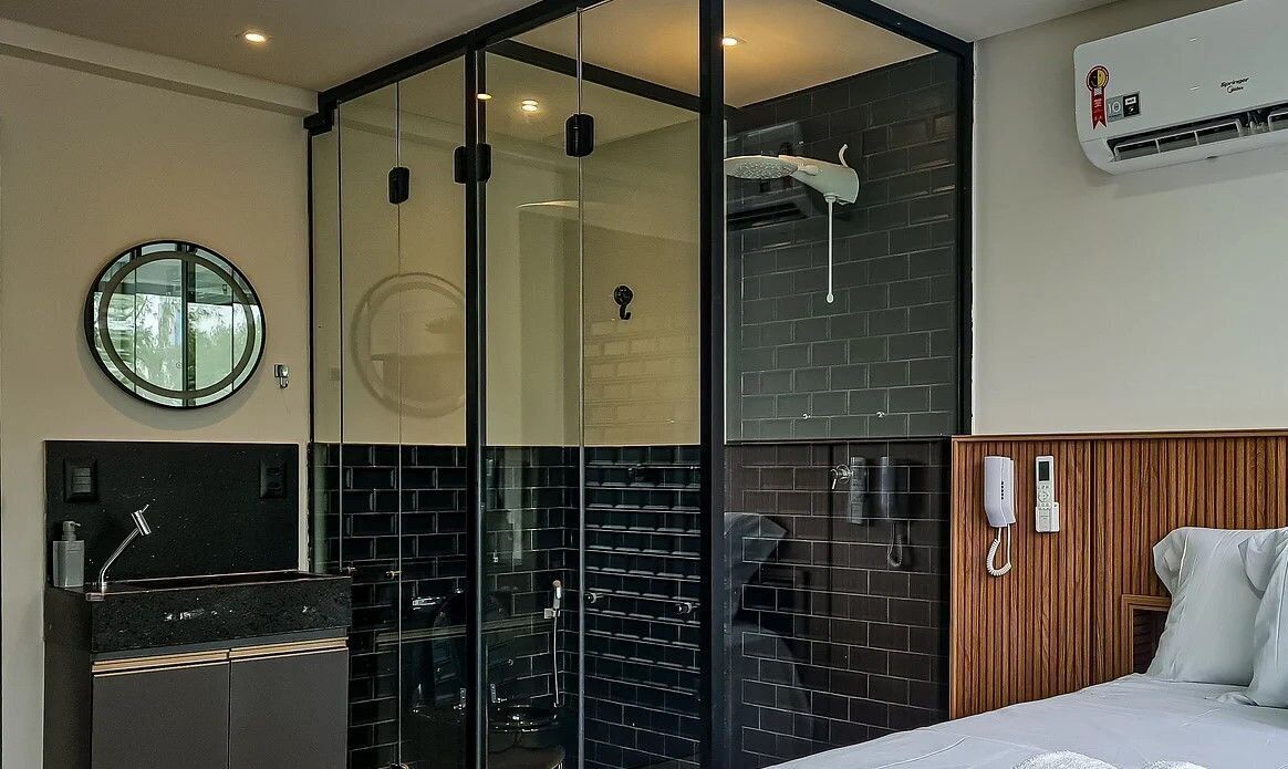 Een douche, handdoeken, toiletpapier