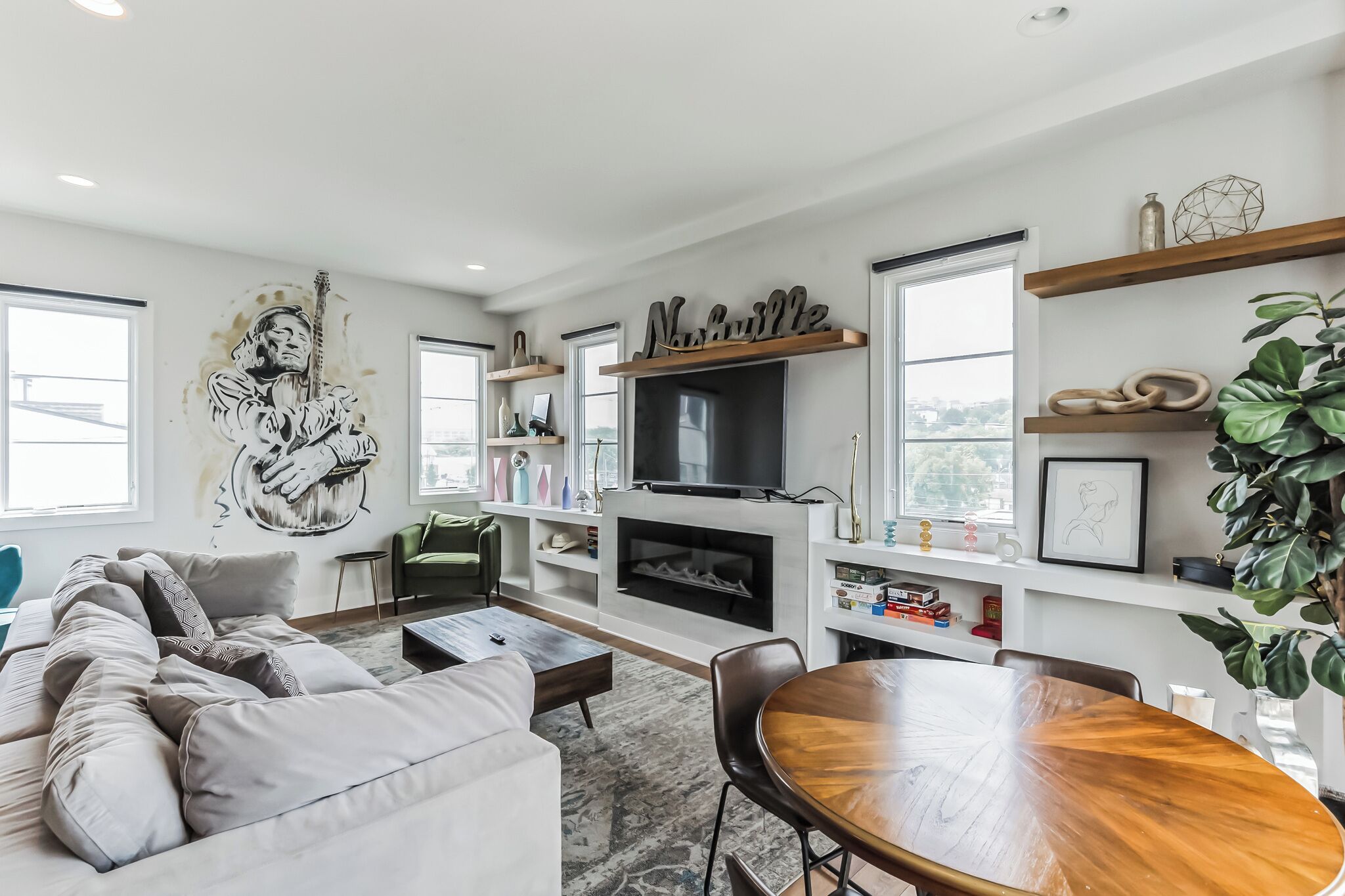The Luxurious Champagne Cowboy – Chic Townhome for 14 w/ Rooftop Deck!