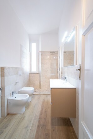 Doccia, asciugacapelli, bidet, asciugamani