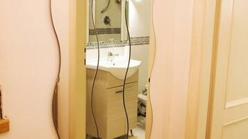 Dusche, Haartrockner, Bidet, Handtücher