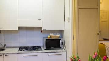 Réfrigérateur, micro-ondes, plaque de cuisson, lave-vaisselle