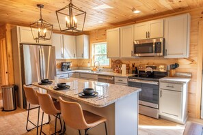 Kylskåp, mikrovågsugn, ugn och spishäll