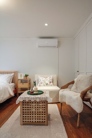 3 bedrooms, in-room safe, desk, iron/ironing board