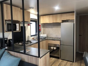 Køleskab, mikrobølgeovn, ovn, kogeplade