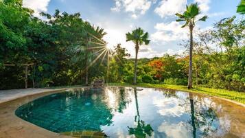 Una piscina al aire libre