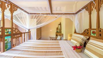 Habitación Confort doble, balcón, vistas al patio | Minibar, caja fuerte, wifi gratis