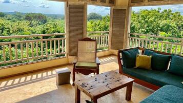 Minibar, in-room safe, free WiFi