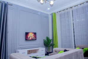 อพาร์ทเมนท์, วิวสวน | บริเวณนั่งเล่น | สมาร์ททีวี 32 นิ้ว พร้อมช่องดิจิตอล