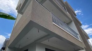 Un bâtiment moderne doté d’une entrée imposante et de grandes fenêtres.