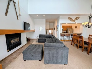 Smart TV, fireplace - Large Bright Condo w/ Hot Tub, Pool & Shuttle (Keystone)