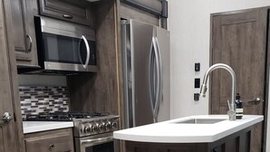 Cafetera/tetera, refrigerador, microondas, horno