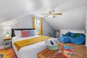 3 makuuhuonetta, työpöytä, silitysrauta/-lauta, vauvan matkasänky