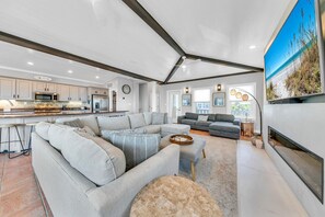 Smart TV, chimenea y futbolito 