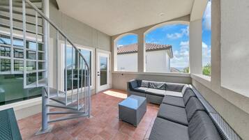 تلفزيون ذكي، مدفأة، كرة قدم الطاولة